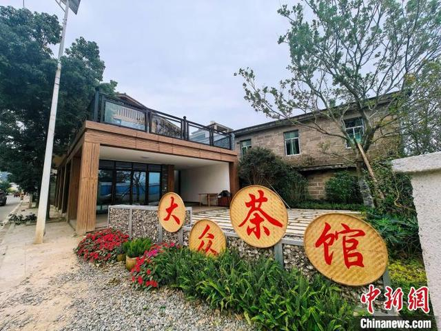 沙江镇中心地带长年闲置的原良种场楼房，经过台湾乡建乡创团队的设计改造，已变身为“大众茶馆+公共图书室”。叶伏国 摄