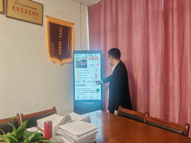 交通村党委书记王佐洪展示“川善治”平台。闫凯 摄