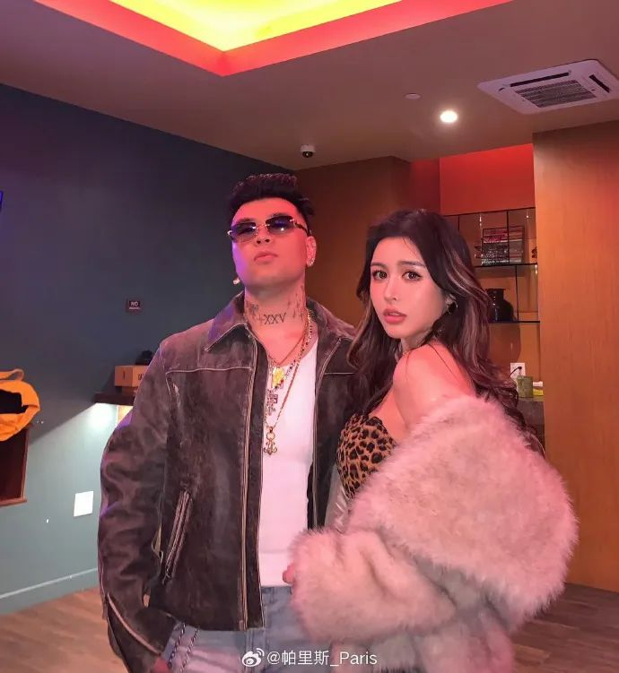 knowknow夫妇和rich brian同框!