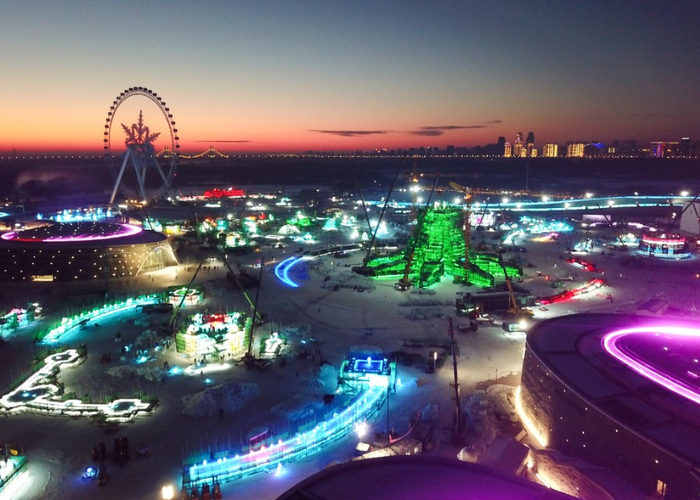 12月8日拍摄的哈尔滨冰雪大世界冰建施工现场（无人机照片）。 新华社记者 王建威 摄