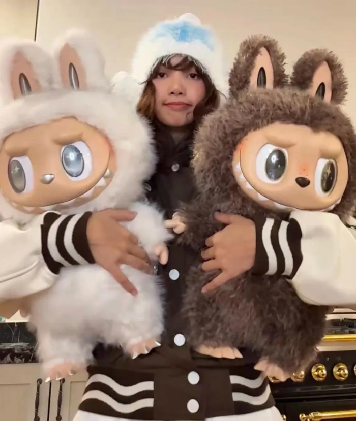 泰国顶流明星Lisa与Labubu