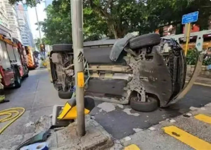 江若琳驾驶的车辆侧翻（图源：锦观新闻） 