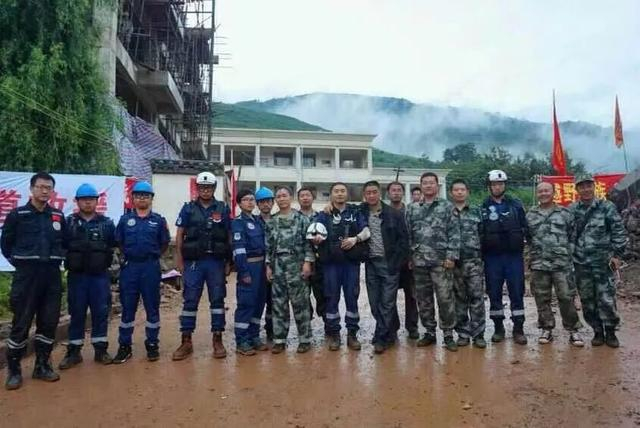 2014年，厦门曙光救援队参与鲁甸地震救援。当时的一张合照中，9名救援队员佩戴着4种型号和品牌的头盔。厦门曙光提供