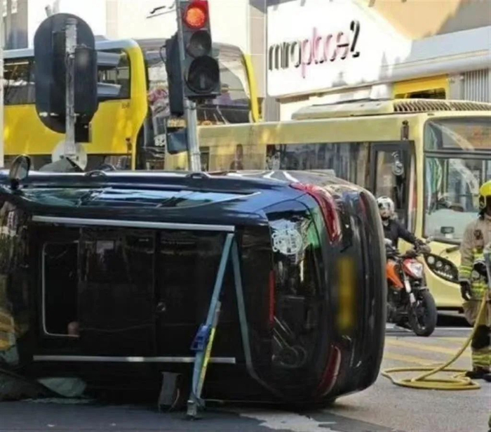 江若琳驾驶的车辆侧翻（图源：锦观新闻）