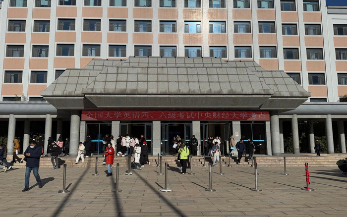 11:20许，四级考试笔试结束，考生陆续走出考场。新京报记者徐彦琳 摄