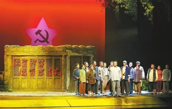 2024年6月6日晚，大型革命历史题材话剧《叩响》在北京中央歌剧院精彩上演