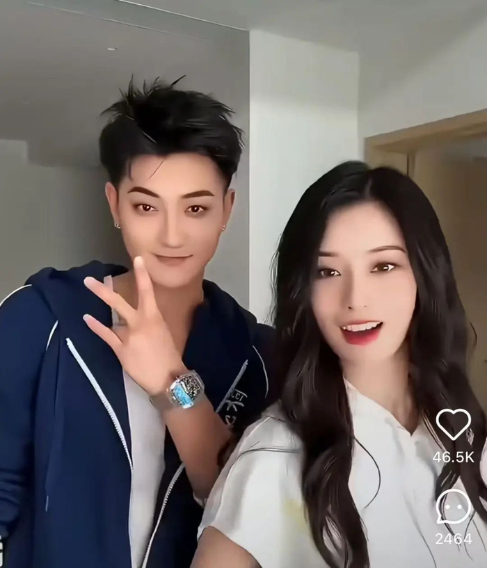 黄子韬和徐艺洋同框都不忘秀他的名贵手表。图 / 小红书截图