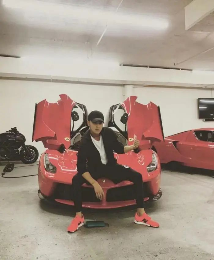黄子韬和他的豪车合照。图 / 网络