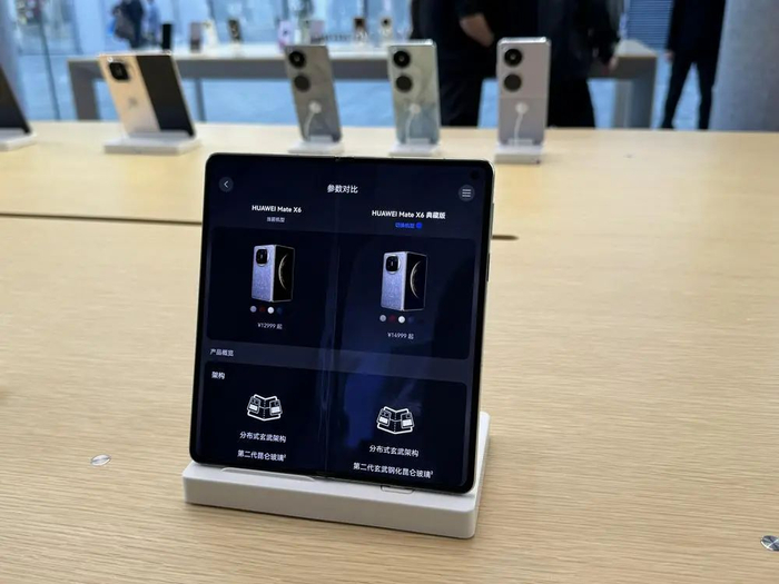 （华为的Mate X6 财联社记者摄）