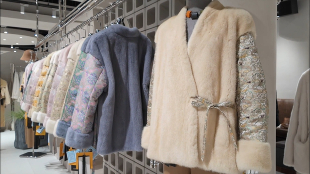 图为辽宁省辽阳市佟二堡镇裘皮市场展示的皮草服饰。