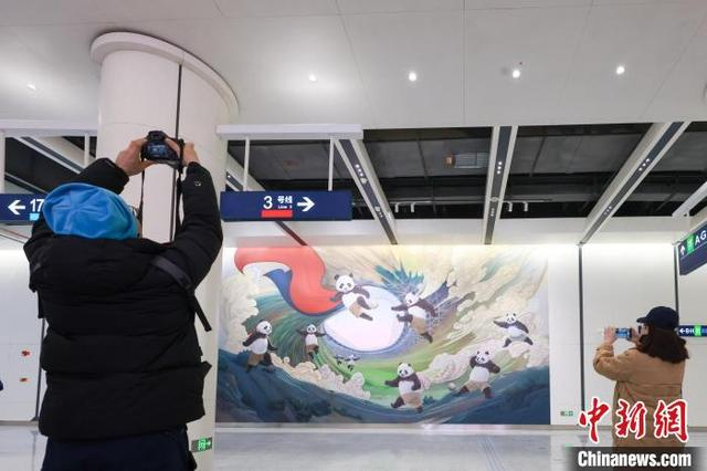 12月15日，乘客在北京地铁3号线工人体育场站内打卡拍照。记者 贾天勇 摄