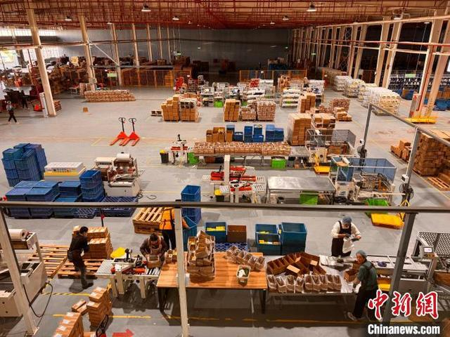 图为工人在咖啡产品生产线上作业。陆希成 摄