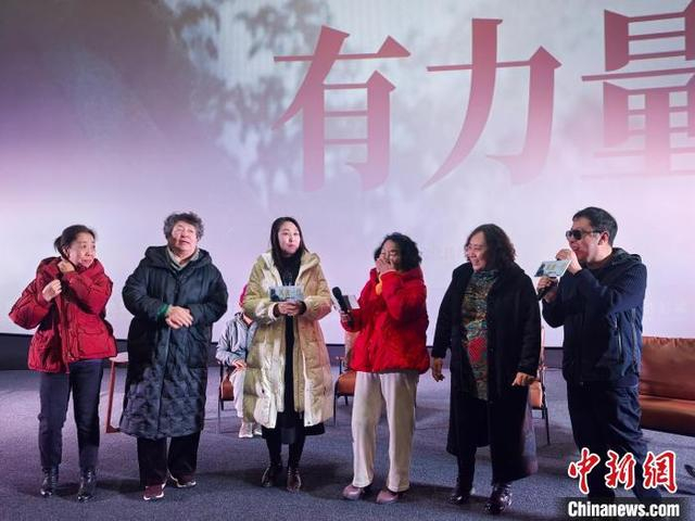 12月14日，电影《风流一代》中的素人演员现身活动现场。胡健 摄