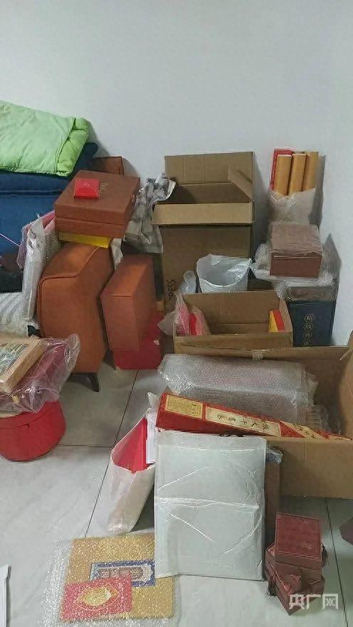 刘丹母亲购买的部分藏品（央广网发 受访者供图）