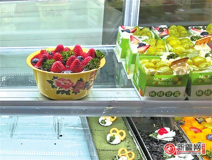蛋糕店销售的搪瓷盆草莓蛋糕。（全媒体记者王璇摄）