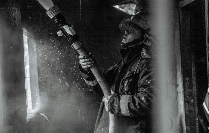 高层建筑一旦起火，救援难度巨大，我们该怎么办？