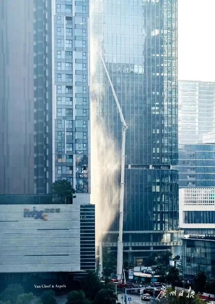 在此次事故救援现场，深圳出动了全国只有40台的101米超高云梯消防车/图源：微博@广州日报