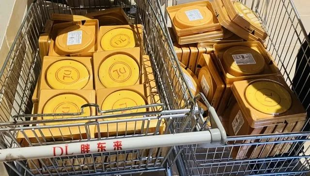 代购常抢购的胖东来大月饼（图片拍摄：界面新闻 赵晓娟）