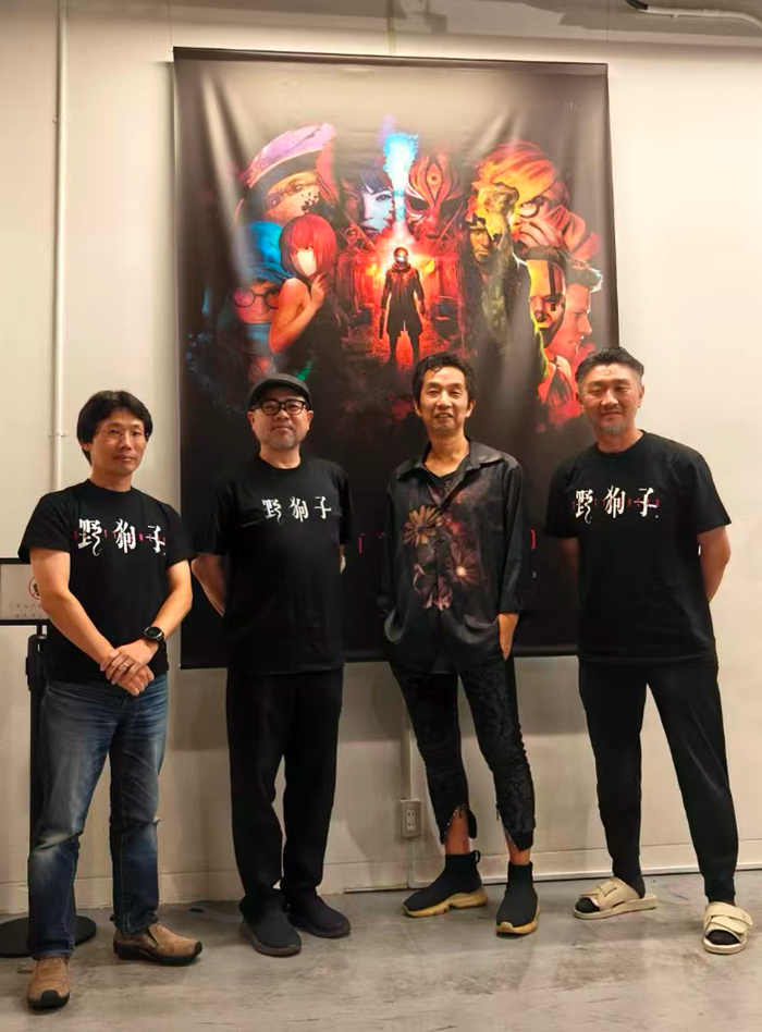 从左至右为大仓纯、外山圭一郎、知名音乐人山冈晃、佐藤一信