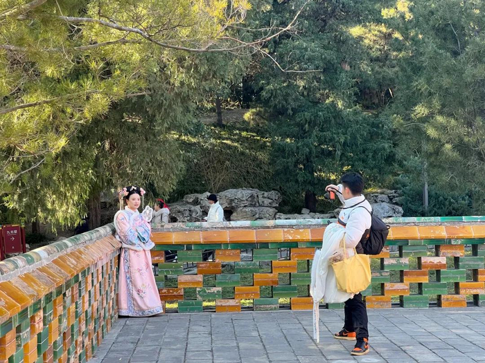 园区里游客自行拍照