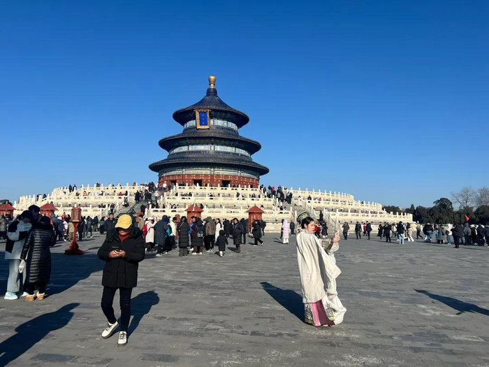 游客在天坛公园自拍