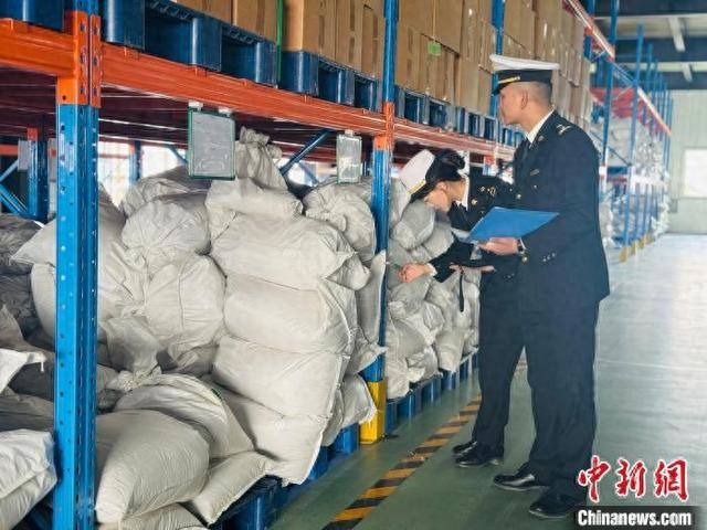 图为海关官员对出口产品进行检查。中新网记者 孙睿 摄