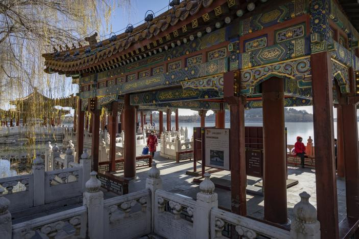 2024年12月16日，北海公园五龙亭，新规落地后，再也看不见扎堆商拍的人群了。新京报记者 王远征 摄