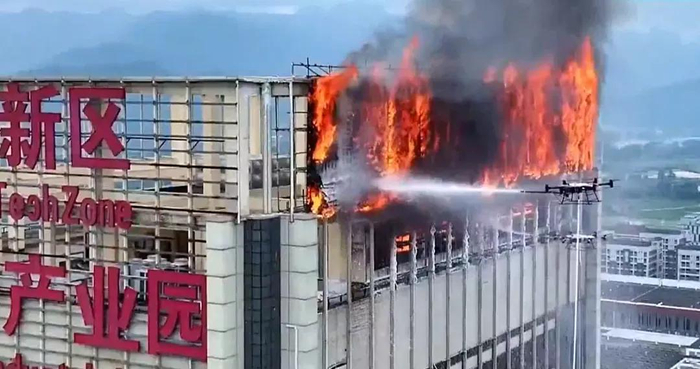 福州高新区开展的130米高层无人机灭火演练/图源：福建发布