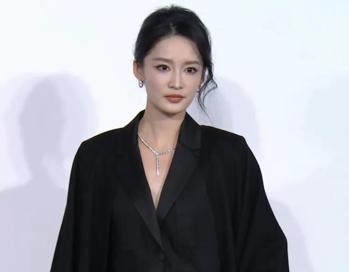 嘉人盛典红毯生图来了!刘亦菲勒紧细腰,杨幂秀腿,刘诗诗穿长裤