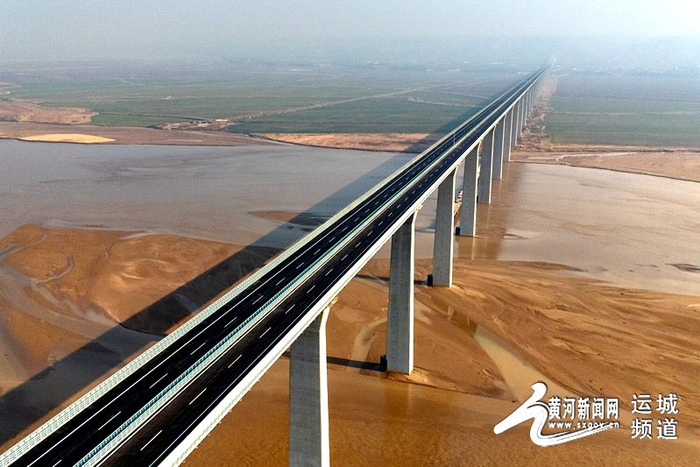 12月11日，无人机航拍临猗黄河大桥。黄河新闻网 发