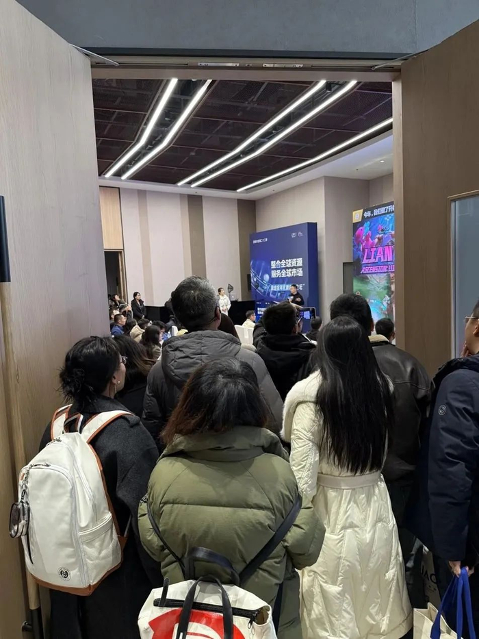 年会现场，这场“游戏全球化新趋势论坛”场内场外被挤得水泄不通