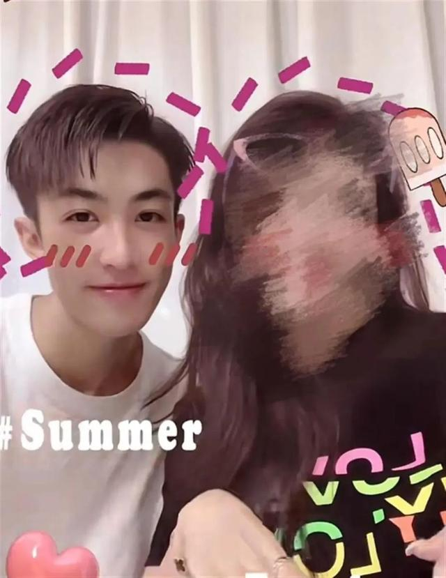  该网友此前发布的与冼峻生（左一）合拍视频的截图