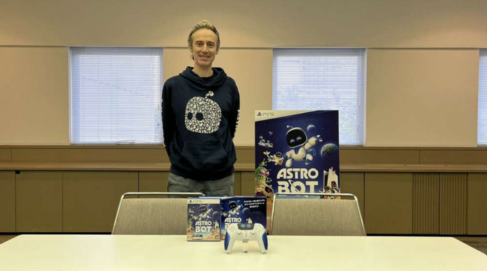 Nicolas在当时认出了媒体记者穿着黑神话主题T恤，还主动提起自己虽然不擅长动作游戏，但也正在玩这款游戏