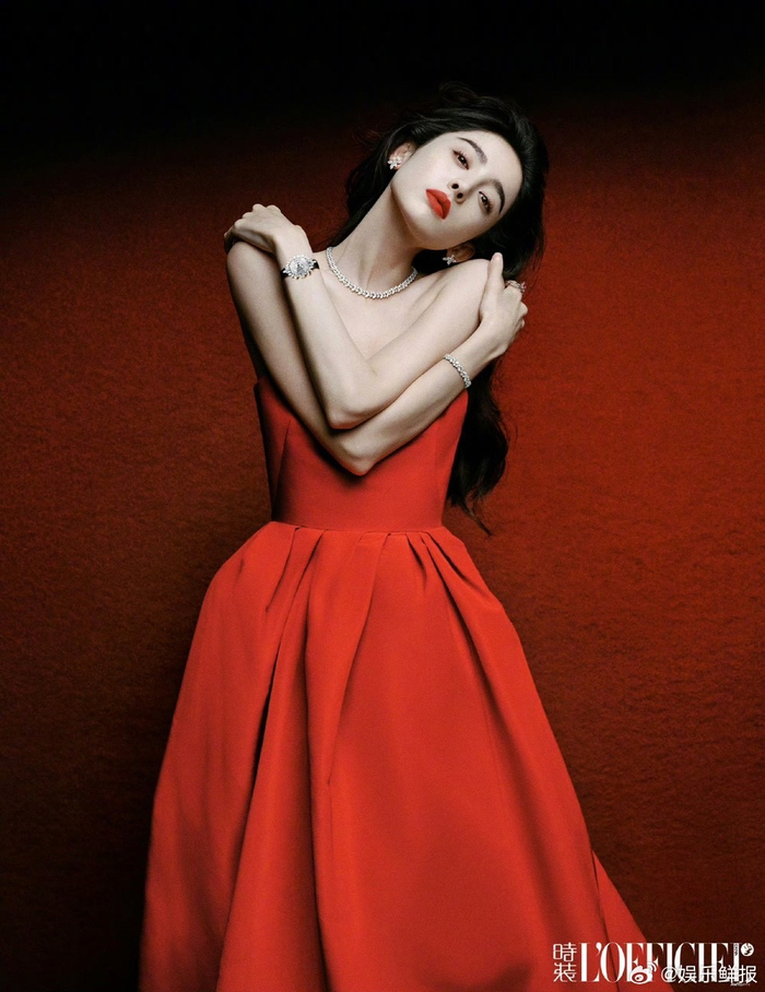倪妮与娜扎撞同款抹胸红裙了,美女各有各的风格特色|倪妮|古力娜扎