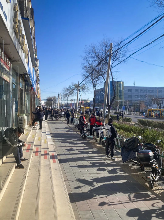 北京市通州区马驹桥镇自发形成的“劳务一条街”，在等待寻找工作机会的人