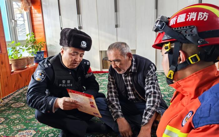 民警与消防人员走进居民家中进行安全宣传。 图源：伊犁边境管理支队