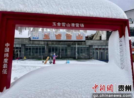 工作人员在雪场内进行滑雪产品直播。姜宁 摄
