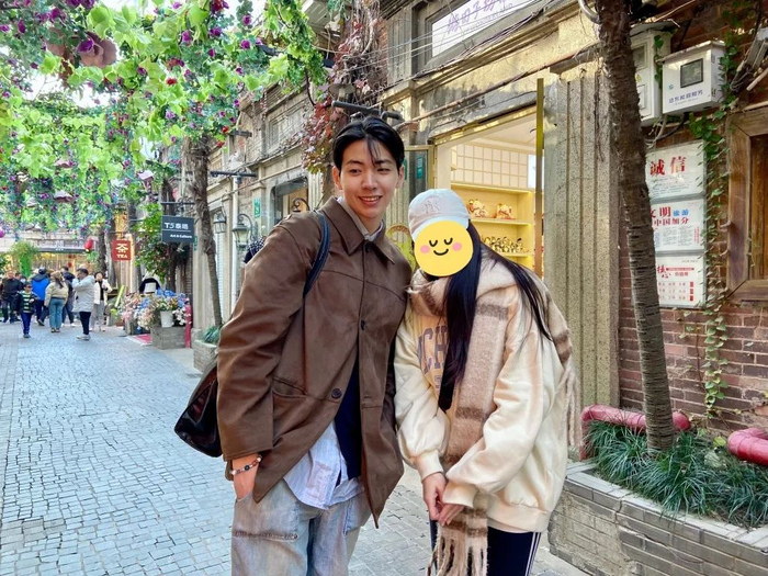 Christy Huang（应受访者要求不露面）和弟弟在田子坊游玩。