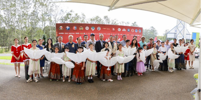 图为参与主办的15个侨团代表与侨界二代、三代共同放飞象征和平与友谊的和平鸽。（澳大利亚澳中人民友好交流协会供图）