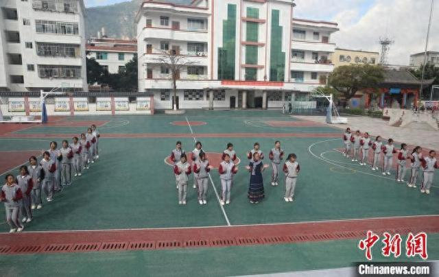 12月17日，普洱中学的学生在跳民族舞。黄兴鸿 摄