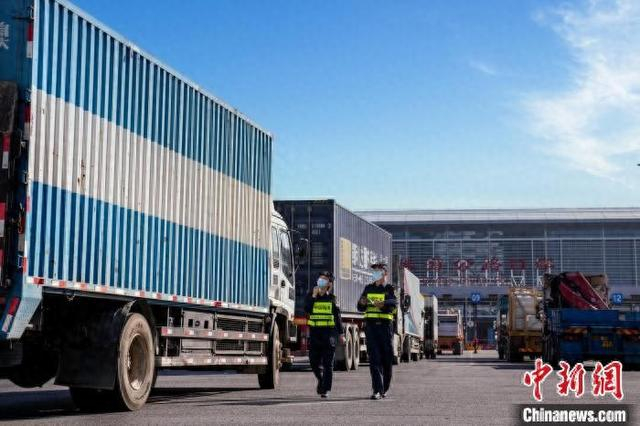 拱北海关关员验放供澳货物。 俞波 摄
