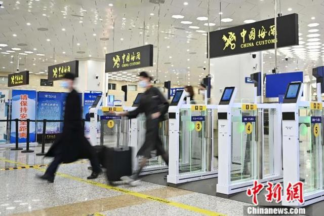 2024年3月1日零时，横琴粤澳深度合作区启动封关运行。图为旅客正在过关。中新社记者 陈骥旻 摄