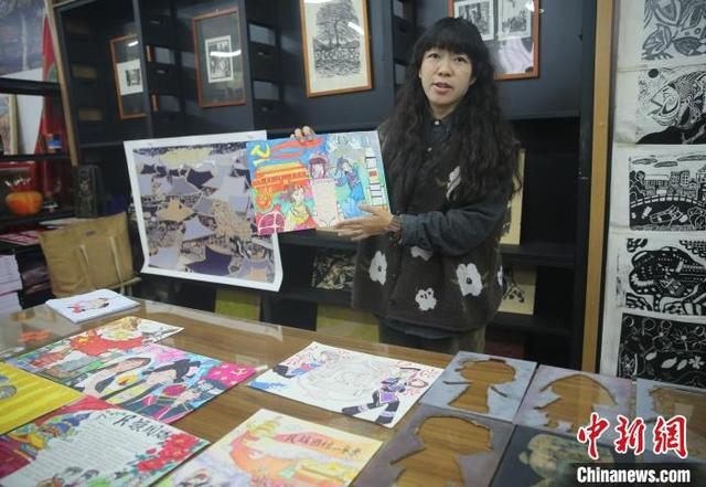 12月17日，范瑞介绍学生创作的民族团结主题绘画。黄兴鸿 摄