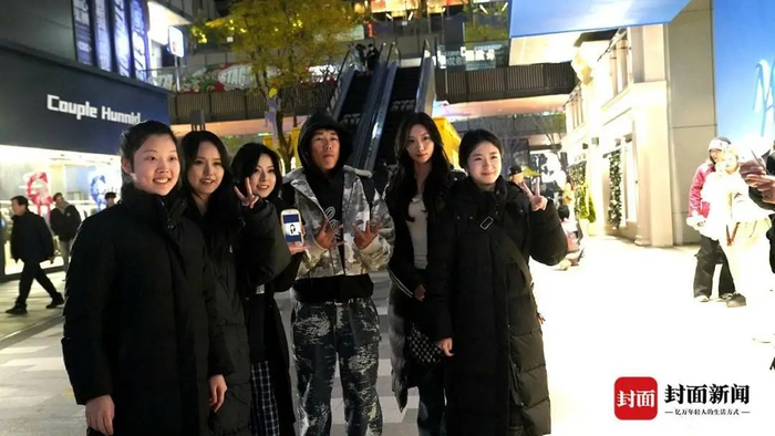 诺米与粉丝合影