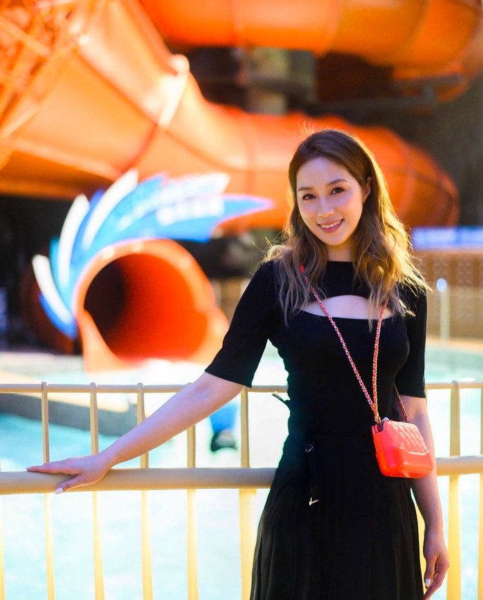 不过徐子淇倒也是个例外,她深得李兆基的喜爱,并且在待人处事上也遵循