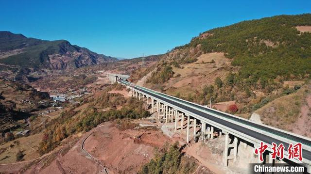 图为建在横断山脉腹地的云兰高速公路。盛振康 摄