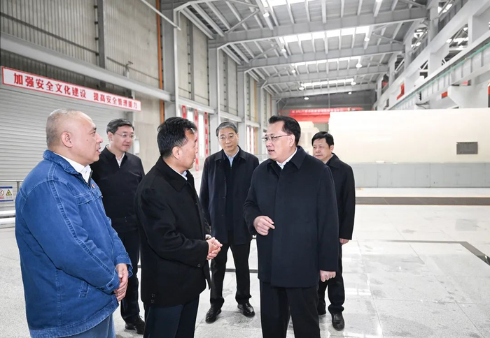 12月18日上午，在华能重庆两江燃机发电公司，市委书记袁家军同企业负责人交流。记者 苏思 摄/视觉重庆