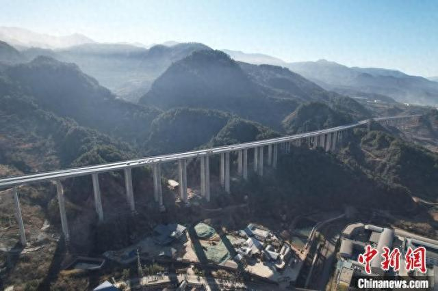 图为建在横断山脉腹地的云兰高速公路。盛振康 摄