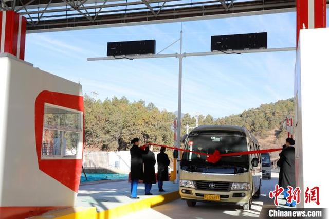 图为云兰高速公路兰坪段县城至金顶互通迎来第一辆汽车。盛振康 摄