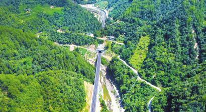 万源铁矿镇至黑宝山旅游道路。